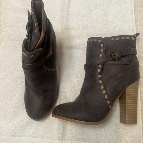 Gray suede boots - Picture 1 of 2